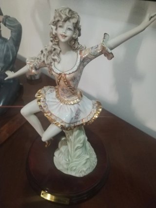 Figura de porcelana bailarina dorada