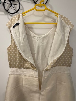 Vestido de fiesta beige con lunares