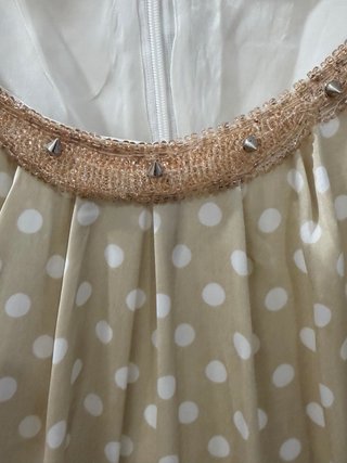 Vestido de fiesta beige con lunares