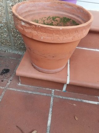 Maceta de barro con diseño floral