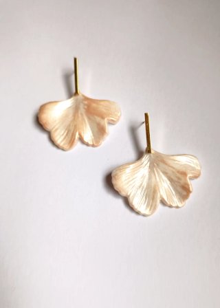 Pendientes hoja Ginkgo dorados y blancos
