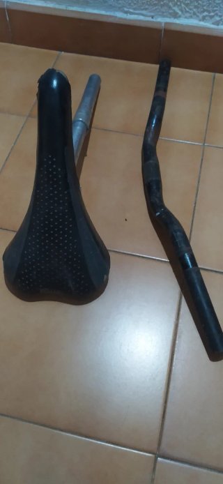 Piezas de bicicleta: sillín, manillar, potencia