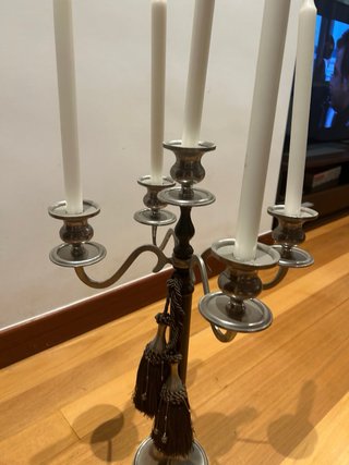 Candelabro de metal y madera