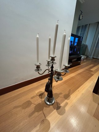 Candelabro de metal y madera