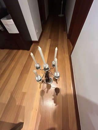 Candelabro de metal y madera