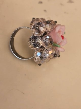 Tres Anillo de cristal Flor de Porcelana son tres