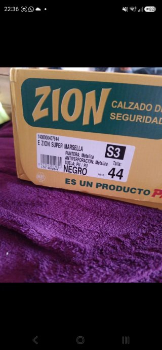 Botas de seguridad negras con gorra amarilla