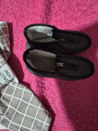 Pantuflas grises con cremallera