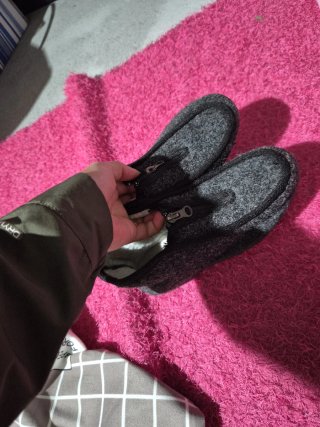 Pantuflas grises con cremallera