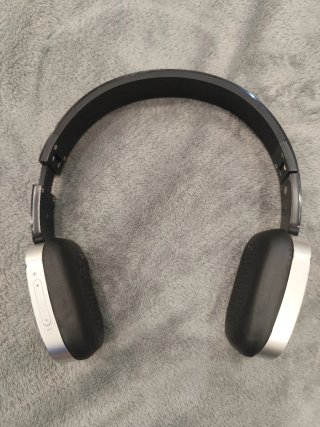 Cascos de música plateados y negros