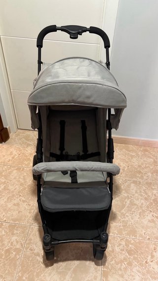 Carrito de bebé gris