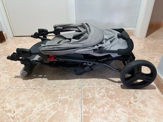 Carrito de bebé gris