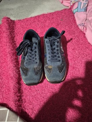 Zapatillas deportivas azules y negras