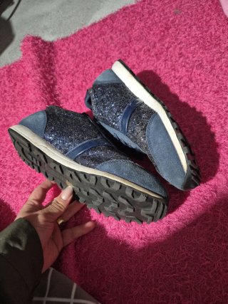 Zapatillas deportivas azules y negras