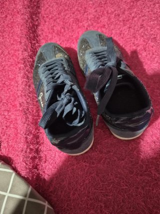 Zapatillas deportivas azules y negras