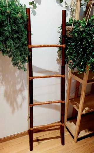 Escalera bambú y rafia decorativa