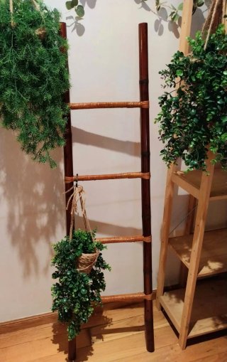 Escalera bambú y rafia decorativa