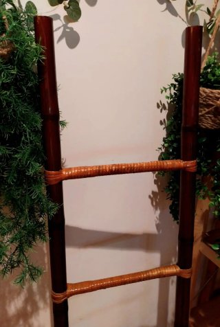 Escalera bambú y rafia decorativa
