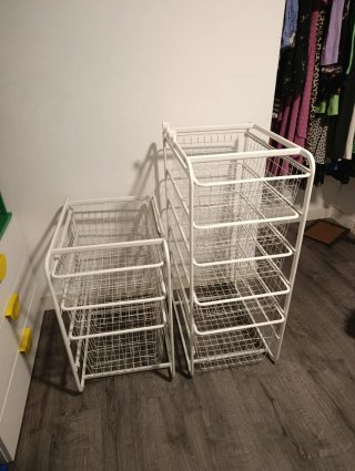 Estantería Ikea con cestas metálicas