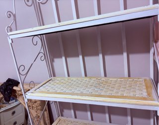 Estantería de hierro forjado y madera