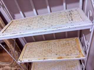 Estantería de hierro forjado y madera