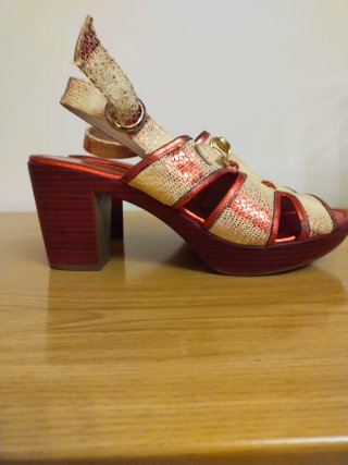 Sandalias tacón plataforma beige y rojo