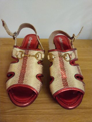 Sandalias tacón plataforma beige y rojo