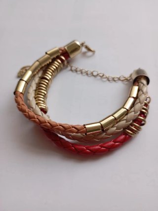 Pulsera multicapa cuero y metal dorado
