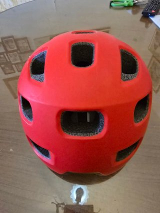Casco de bicicleta rojo