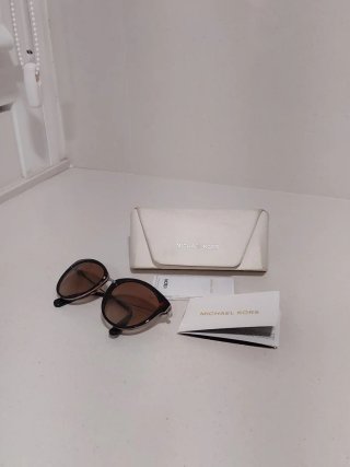 Gafas de sol Michael Kors negras y marrones