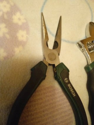 2 Herramientas Bosch (Alicates y Llave)
