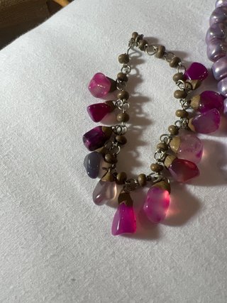 Collar y pulsera de cuentas moradas y rosas