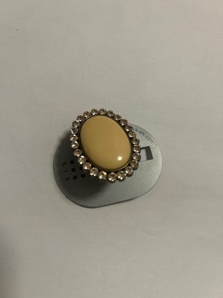 Elegante anillo beige y dorado