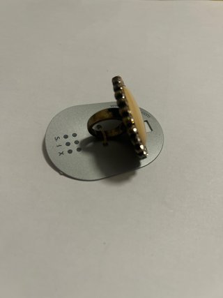 Elegante anillo beige y dorado