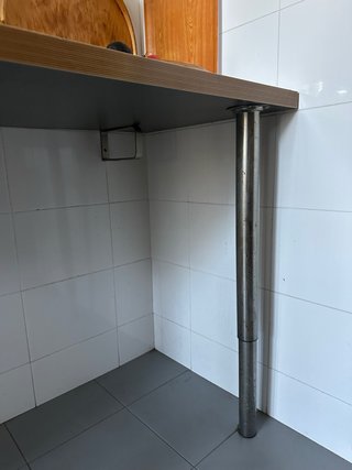 Mesa alta con 2 sillas plegables