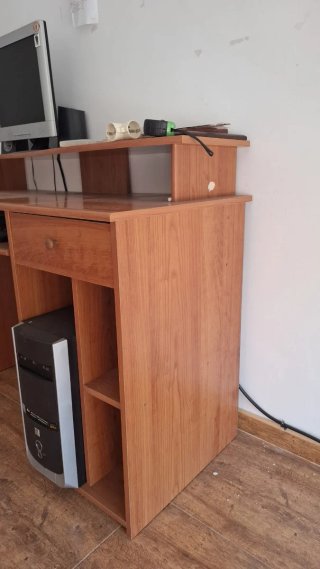 Escritorio de madera marrón