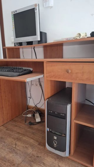 Escritorio de madera marrón