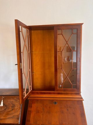 Muebles antiguos de madera y cristal