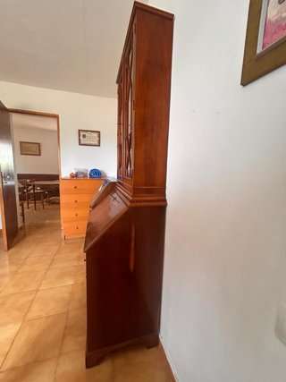 Muebles antiguos de madera y cristal