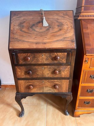 Muebles antiguos de madera y cristal