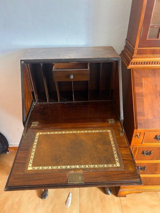 Muebles antiguos de madera y cristal
