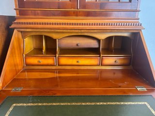 Muebles antiguos de madera y cristal