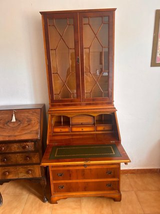 Muebles antiguos de madera y cristal