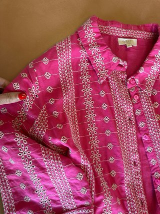 Vestido rosa con bordados blancos