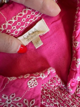 Vestido rosa con bordados blancos