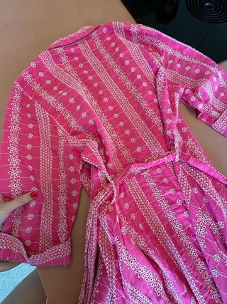 Vestido rosa con bordados blancos