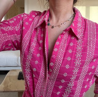 Vestido rosa con bordados blancos