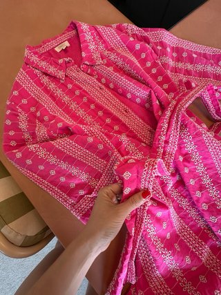 Vestido rosa con bordados blancos