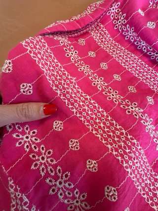 Vestido rosa con bordados blancos