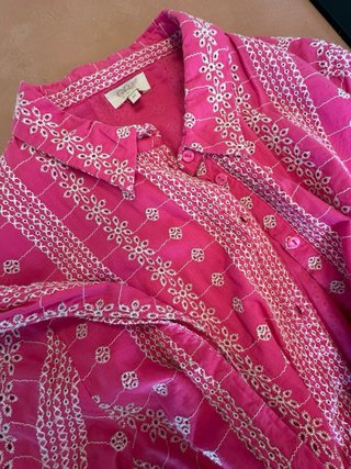Vestido rosa con bordados blancos